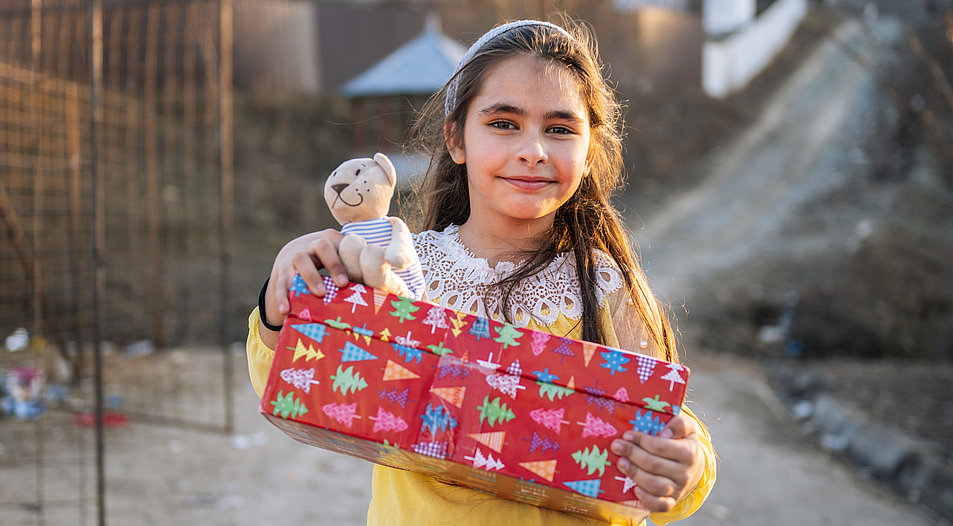 Ein Mädchen in Rumänien freut sich über das Geschenk. Foto: Samaritan's Purse e.V.