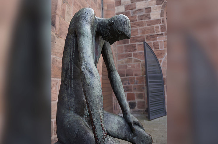 Ein Prototyp des Leidenden: Hiob-Skulptur vor der Klarakirche in Nürnberg von Georg Marcks (1889-1981). Foto: Wiki Commons