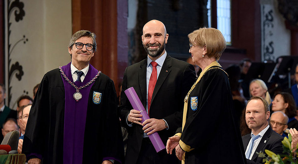 Die Theologische Fakultät würdigt Ahmad Mansour mit der Verleihung des Ehrendoktortitels. Foto: Universität Basel/Christian Flierl
